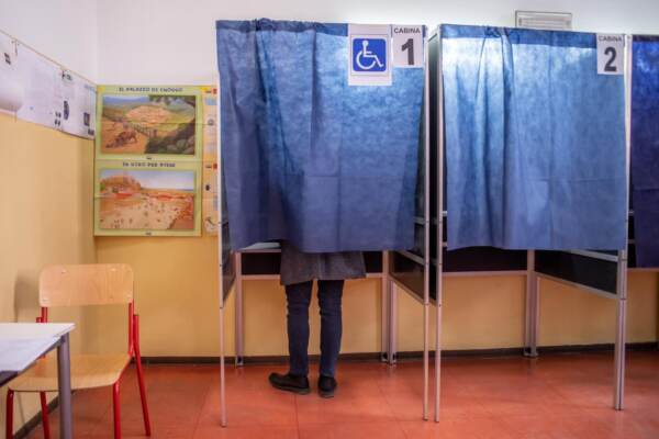 Elezioni Regionali Lombardia , cittadini al voto al seggio di Via della Spiga