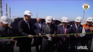 Iraq, primo ministro inaugura raffineria di petrolio a Karbala