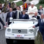 Bergoglio alla Domenica delle Palme sulla Papa-Mobile