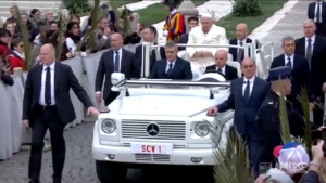 Bergoglio alla Domenica delle Palme sulla Papa-Mobile