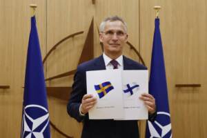 Finlandia e Svezia presentano la domanda di adesione alla Nato da Bruxelles