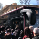 Roma, metro A ferma: autobus sostitutivi presi d’assalto
