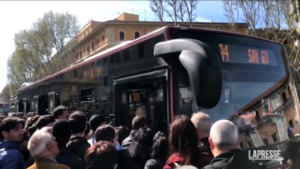 Roma, metro A ferma: autobus sostitutivi presi d’assalto
