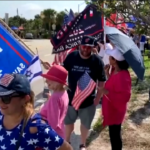 Usa, fan di Trump aspettano il Tycoon in viaggio verso New York