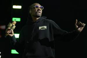 Snoop Dogg steps in at last second during WrestleMania