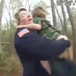 Usa, si perde nel bosco a 4 anni: l’abbraccio con i poliziotti