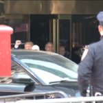 Trump a New York, saluta i sostenitori con il pugno chiuso