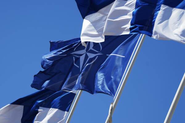 La Finlandia entra nella NATO - bandiere NATO issate sul Ministero degli affari a Helsinki