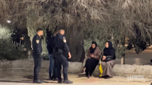 Gerusalemme, polizia sgombera fedeli musulmani da al-Aqsa