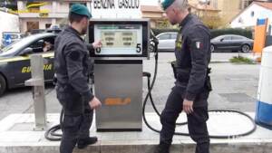 Prato, frode fiscale nel commercio di carburanti