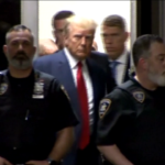 Trump in tribunale, l’ingresso in aula per l’arresto
