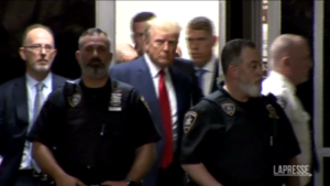 Trump in tribunale, l’ingresso in aula per l’arresto