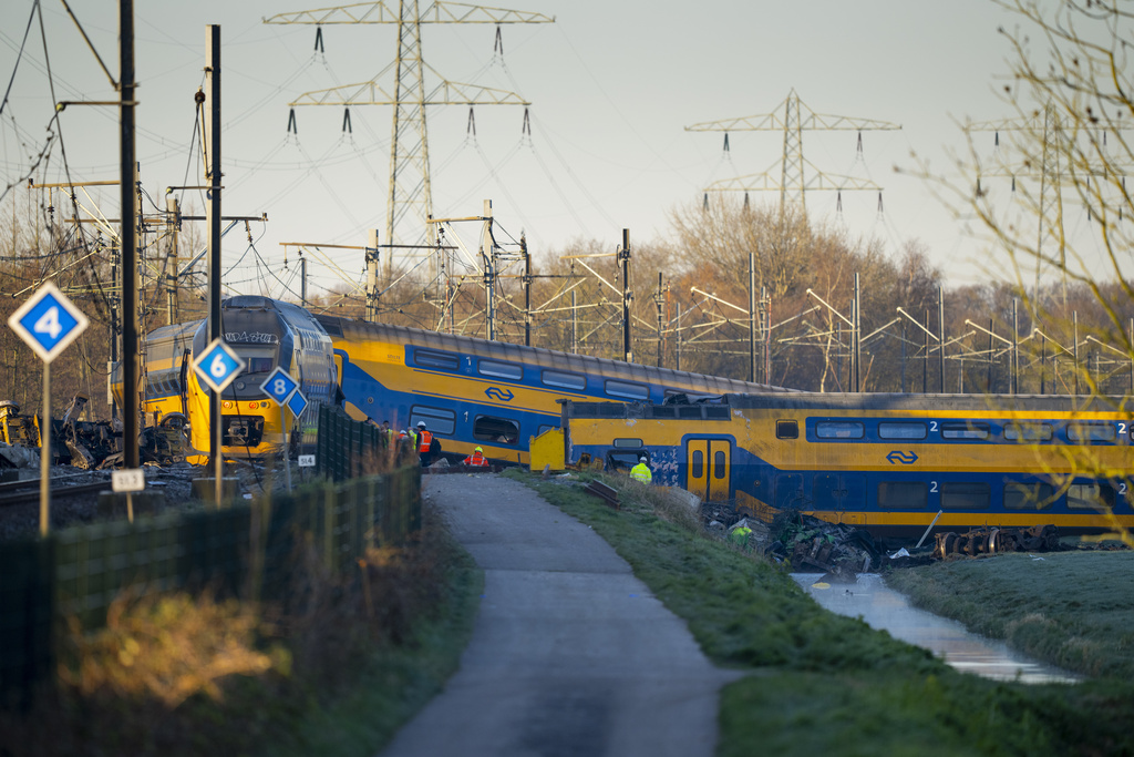 Olanda, deraglia treno passeggeri: un morto e decine di feriti Olanda, deraglia treno passeggeri: un morto e decine di feriti