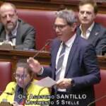 Superbonus, in aula M5S lancia protesta caschetti: “Tradita edilizia”
