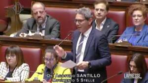 Superbonus, in aula M5S lancia protesta caschetti: “Tradita edilizia”