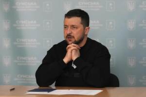 il presidente ucraino Volodymyr Zelensky in visita nella regione di Sumy, in Ucraina