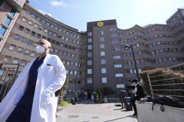 Ospedale San Raffaele - Silvio Berlusconi ricoverato in terapia intensiva per una polmonite