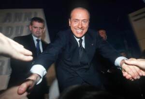 SILVIO BERLUSCONI CANTA L'INNO