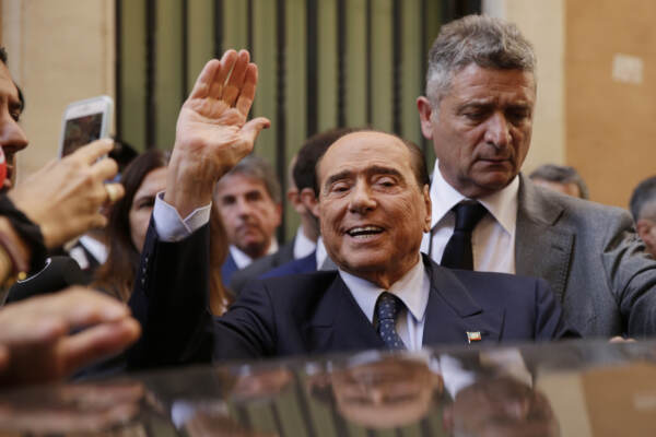 Elezione dei capogruppo, Uscita di Silvio Berlusconi dai gruppi parlamentari della Camera