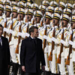 Cina, Macron ricevuto da Xi in piazza Tienanmen