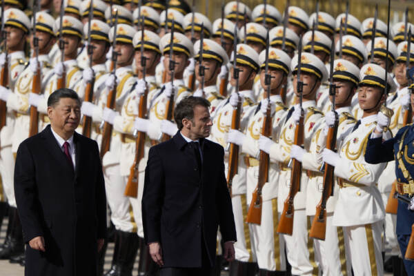 Cina, Macron ricevuto da Xi in piazza Tienanmen