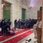 Israele, scontri tra palestinesi e polizia nella moschea di al-Aqsa
