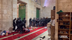 Israele, scontri tra palestinesi e polizia nella moschea di al-Aqsa