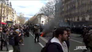 Parigi, tensione a corteo contro riforma pensioni