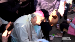 Napoli, vescovo celebra la lavanda dei piedi nel campo rom di Scampia