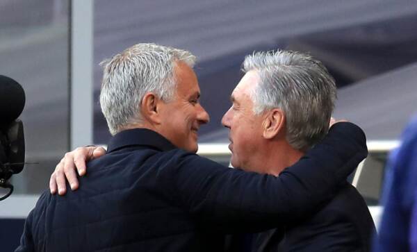 Abbraccio tra Carlo Ancelotti e Jose Mourinho dopo la partita Everton Tottenham