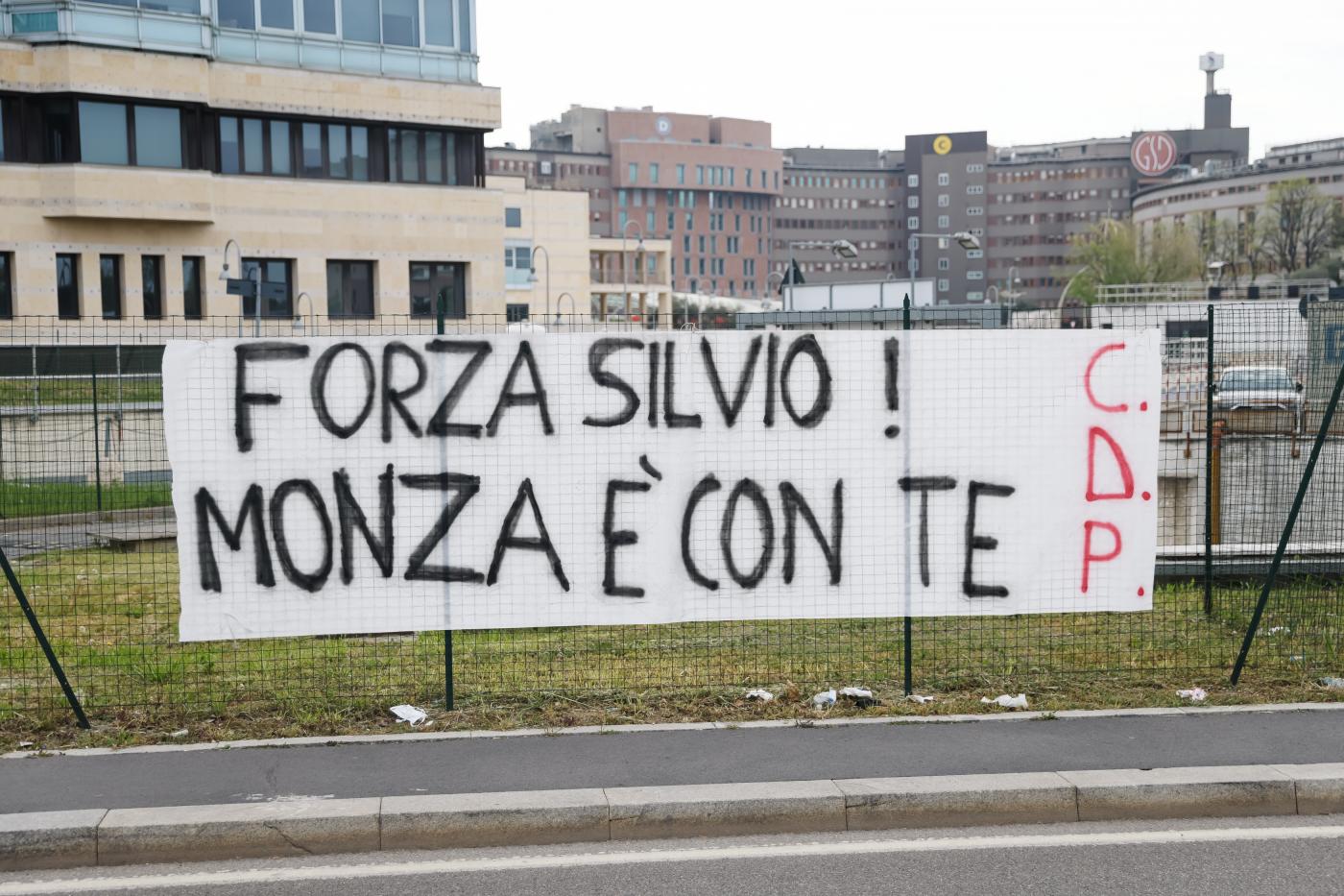 Berlusconi, seconda notte in ospedale: la famiglia fiduciosa