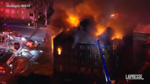 Usa, condominio in fiamme a Detroit: le immagini del rogo