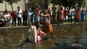 Perù, il battesimo di Gesù rievocato da attori