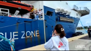 Migranti, l’arrivo a Brindisi della Geo Barents