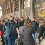 Tarantino, il regista accolto da applausi e cori in piazza Duomo a Milano