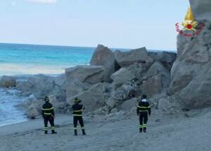 Tropea, crolla parte del costone a picco sul mare