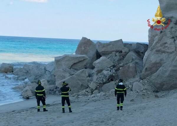 Tropea, crolla parte del costone a picco sul mare