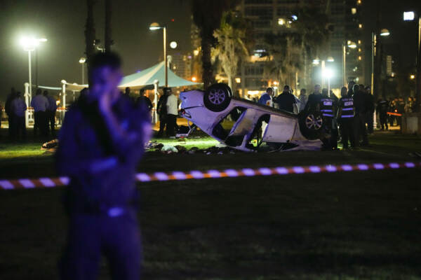 Israele, auto contro la folla e spari sul lungomare di Tel Aviv