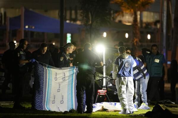 Israele, auto contro la folla e spari sul lungomare di Tel Aviv