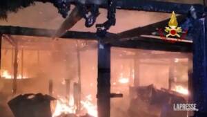 Arzachena, incendio distrugge chiosco sulla spiaggia Liscia Ruja