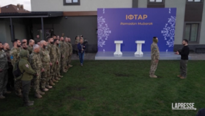 Ucraina, Zelensky premia soldati musulmani di Kiev