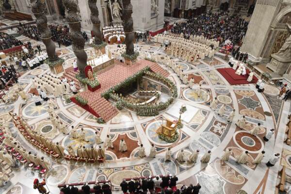 Papa Francesco presiede la cerimonia della veglia Pasquale nella Basilica di San Pietro in Vaticano
