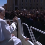 Pasqua, Papa Francesco in piazza sulla Papa-mobile