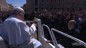 Pasqua, Papa Francesco in piazza sulla Papa-mobile