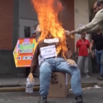 Venezuela, bruciata l’effigie di Giuda Iscariota con la faccia dei politici