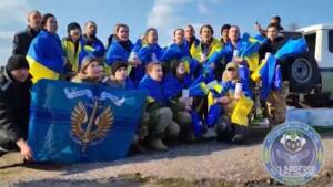 Ucraina, 100 soldati tornano a casa dopo scambio prigionieri