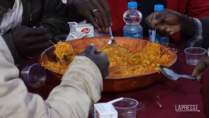Libia, centinaia di fedeli condividono la cena durante il Ramadan