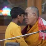 India, Dalai Lama chiede a bimbo “succhiami la lingua”: poi si scusa