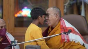 India, Dalai Lama chiede a bimbo “succhiami la lingua”: poi si scusa