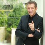 Neonato abbandonato, bufera social su Ezio Greggio